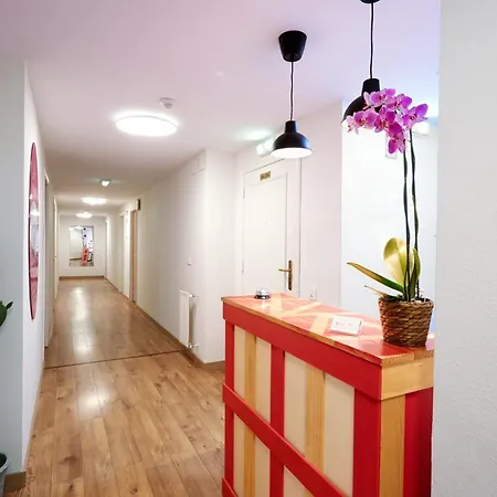 Bed & Breakfast Life Magenta *
