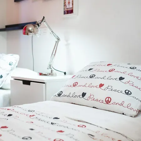 Bed & Breakfast Life Magenta 3*